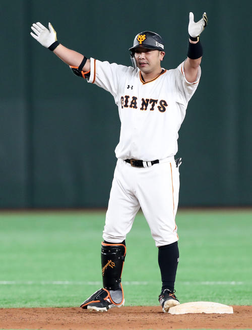 巨人対中日　7回裏巨人無死一、二塁、同点の適時二塁打を放ちベンチに向かって両手を広げガッツポーズする阿部（撮影・垰建太）