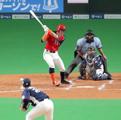 日本ハム対西武　3回裏日本ハム2死、杉谷は二内野安打を放つ。投手は西武十亀（撮影・佐藤翔太）