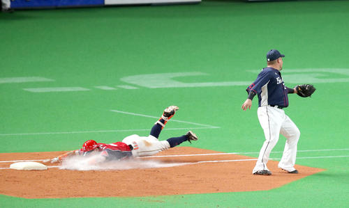 日本ハム対西武　3回裏日本ハム2死、二内野安打を放ち頭から滑り込む杉谷（撮影・佐藤翔太）