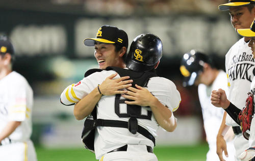ソフトバンク対楽天　2勝目を飾った和田（左）は甲斐と抱き合って喜び合う（撮影・梅根麻紀）