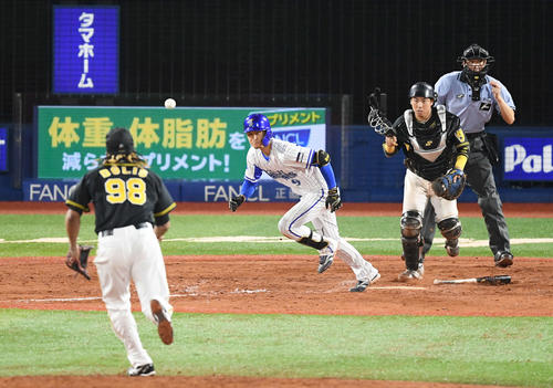 DeNA対阪神　延長11回裏DeNA無死一、三塁、大和はスクイズを試みる（撮影・加藤諒）