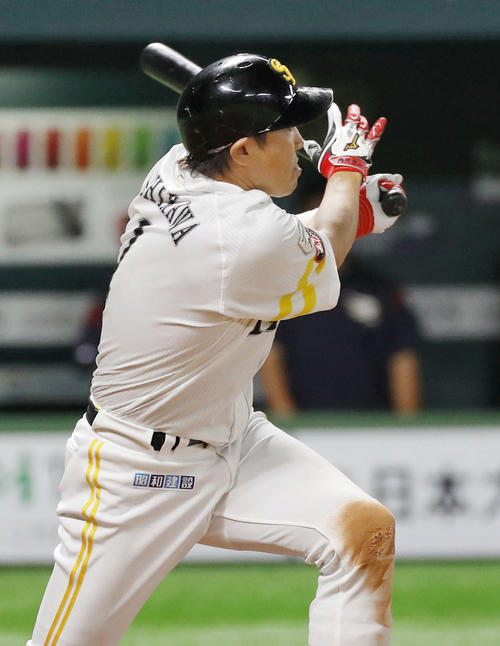 6回ソフトバンク1死、内川が左翼線にこの試合3安打目となるエンタイトル二塁打を放つ（共同）