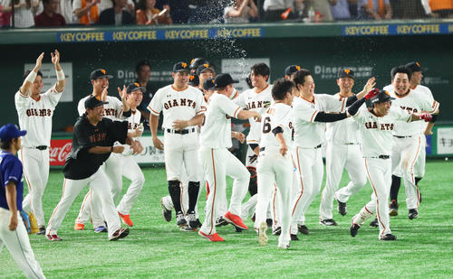 巨人対中日　サヨナラ勝ちに大喜びする巨人ナイン（撮影・足立雅史）