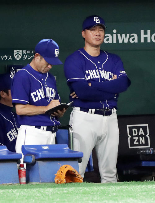巨人対中日　7回裏巨人に再び勝ち越しを許し厳しい表情の中日与田監督（撮影・垰建太）