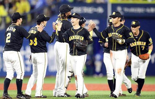 DeNA対阪神　11回裏DeNA2死二、三塁、佐野を左飛に仕留めて連敗を脱出し、笑顔で喜ぶ近本（中央）ら阪神ナイン（撮影・浅見桂子）
