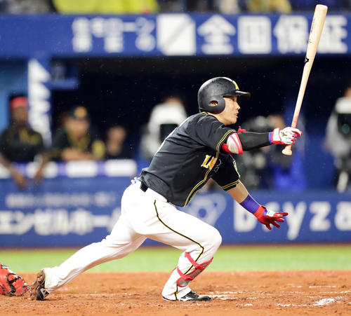 DeNA対阪神　11回表阪神無死三塁、糸原は勝ち越し右犠飛を放つ（撮影・浅見桂子）