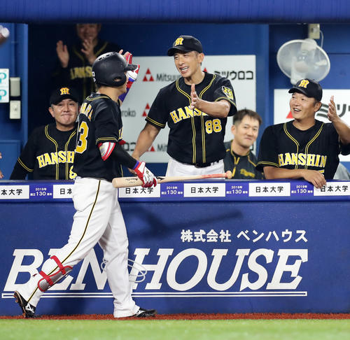 DeNA対阪神　11回表阪神無死三塁、勝ち越し犠飛を放った糸原（手前）を笑顔で迎える矢野監督（中央）ら阪神ベンチ（撮影・浅見桂子）