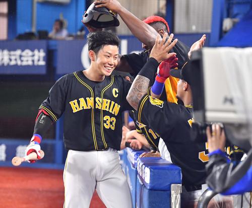 DeNA対阪神　11回表阪神無死三塁、糸原は勝ち越し右犠飛を放ちナインと笑顔でハイタッチ（撮影・上田博志）