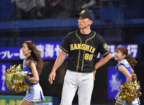 投手交代を告げる矢野監督（撮影・上田博志）