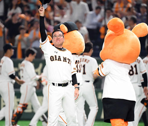 巨人対中日　中日に勝利し笑顔を見せる巨人原辰徳監督（撮影・たえ見朱実）