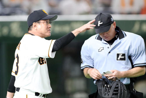 巨人対中日　8回表中日、投手交代を告げる巨人原監督（撮影・垰建太）
