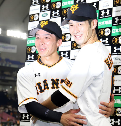 巨人対中日　お立ち台で抱き合い写真に納まる巨人増田大（左）と若林（撮影・垰建太）