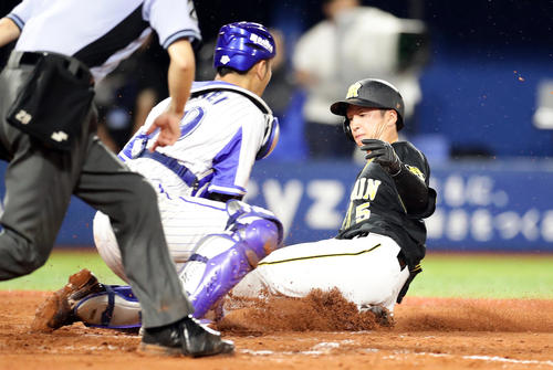 DeNA対阪神　11回表阪神無死三塁、糸原　の勝ち越し右犠飛で生還する近本（撮影・浅見桂子）