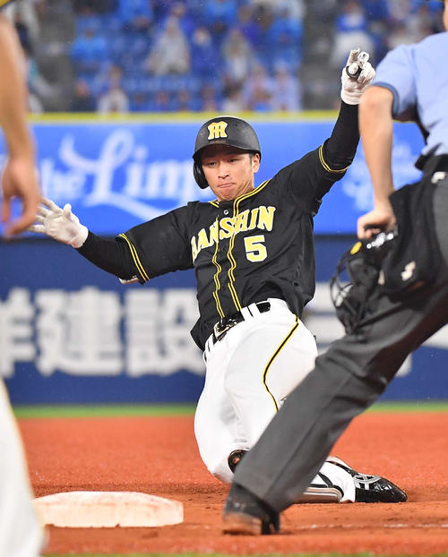 DeNA対阪神　11回表阪神無死、近本は左越え三塁打を放ち滑り込む（撮影・上田博志）