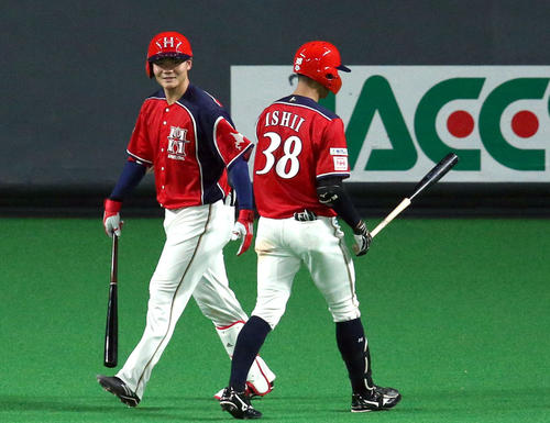 日本ハム対西武 打順を間違えネクストバッターサークルに戻る日本ハム石井。左奥は苦笑いの清宮(撮影・佐藤翔太)