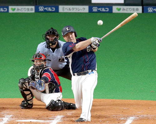 日本ハム対西武 7回表西武1死満塁、中村は走者一掃の3点適時二塁打を放つ(撮影・佐藤翔太)