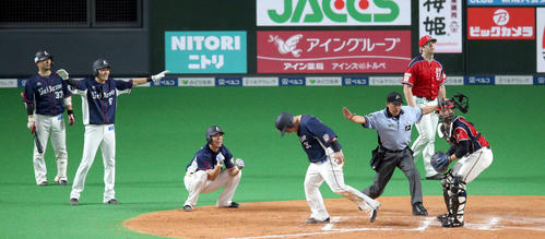 日本ハム対西武 7回表西武1死満塁、中村の走者一掃の3点適時二塁打で生還する山川(撮影・佐藤翔太)