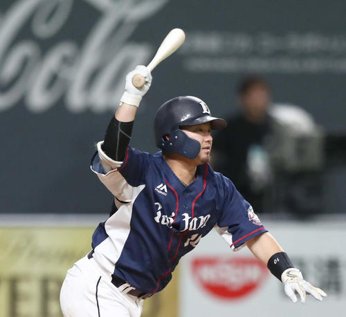 日本ハム対西武 7回表西武1死一、三塁、右前適時打を放つ森(撮影・黒川智章)