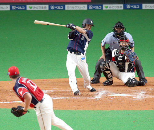 日本ハム対西武 7回表西武1死一、三塁、金子侑は左前適時打を放つ。投手は日本ハム・バーベイト(撮影・佐藤翔太)