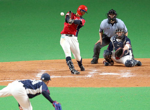 日本ハム対西武 8回裏日本ハム1死三塁、石井は右前適時打を放つ。投手は西武佐野(撮影・佐藤翔太)
