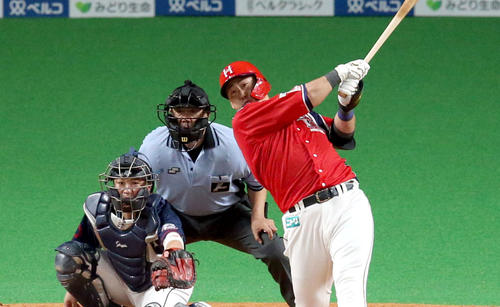 日本ハム対西武 9回裏日本ハム1死一塁、中田は適時二塁打を放つ(撮影・佐藤翔太)