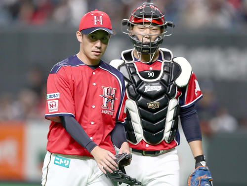 日本ハム対西武 1回表、打者を3人で抑える吉川。右は宇佐見(撮影・黒川智章)