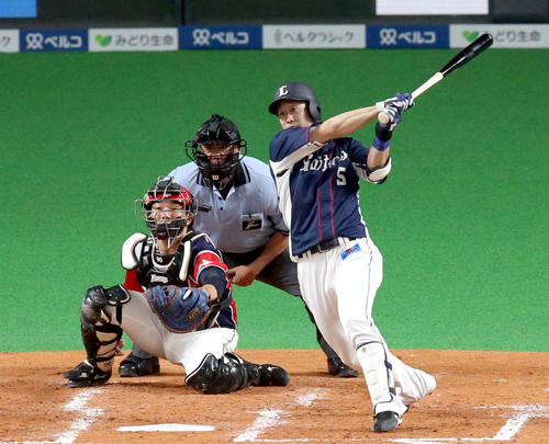 日本ハム対西武 3回表西武1死満塁、外崎は先制となる走者一掃の3点適時三塁打放つ。投手は日本ハム吉川(撮影・佐藤翔太)