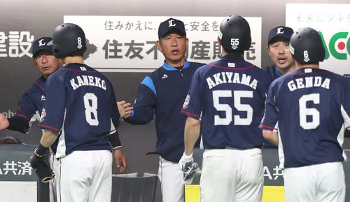 日本ハム対西武 3回表、生還したナインを出迎える辻監督(中央)(撮影・黒川智章)