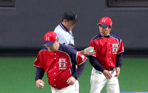 日本ハム対西武 選手交代を告げる日本ハム栗山監督(右奥)とマウンドに向かう木田コーチ(撮影・佐藤翔太)