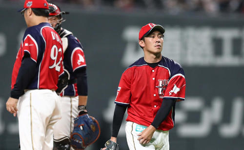 日本ハム対西武 3回途中で降板の吉川(撮影・黒川智章)