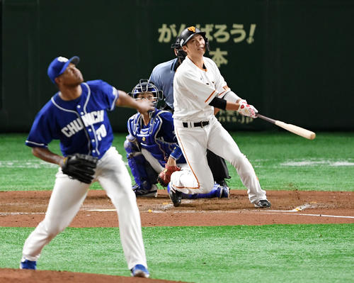 巨人対中日　2回裏巨人2死満塁、左越え満塁本塁打を放つ坂本勇（撮影・横山健太）
