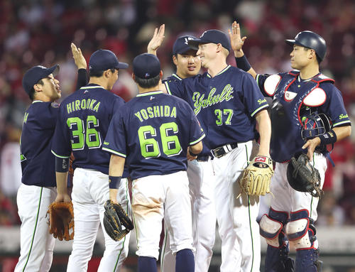 広島対ヤクルト　広島に3連勝しタッチを交わして喜ぶヤクルトナイン（撮影・前田充）