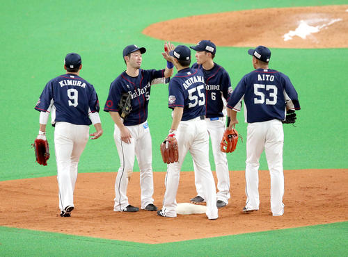 日本ハム対西武　試合終了後、ハイタッチを交わす西武外崎（左から2人目）と秋山（撮影・佐藤翔太）