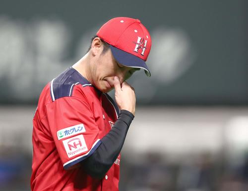 日本ハム対西武　3回途中で降板の吉川（撮影・黒川智章）