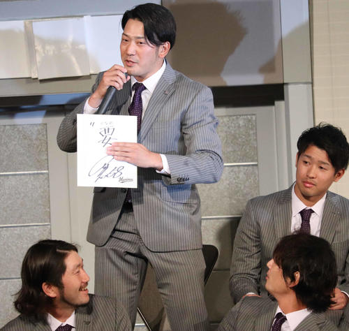 シーズン前の出陣式で不自然な持ち方で色紙を持つロッテ高野（撮影・久永壮真）