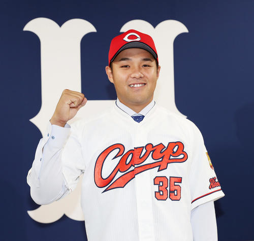 広島のユニーホーム姿で笑顔でガッツポーズする三好（撮影・前田充）