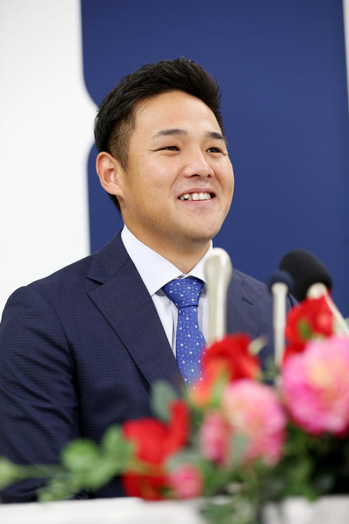 会見で笑顔を見せる広島三好（撮影・前田充）