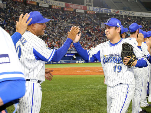 DeNA対広島　150セーブを達成しラミレス監督（左）とタッチするDeNA山崎（撮影・鈴木正人）