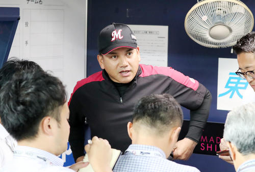 オリックス対ロッテ　阪神石崎と高野のトレードについて記者に話す井口監督（撮影・加藤哉）