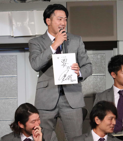 シーズン前の出陣式で涌井（手前右）にいたずらされ、動揺するロッテ高野（2019年3月21日）