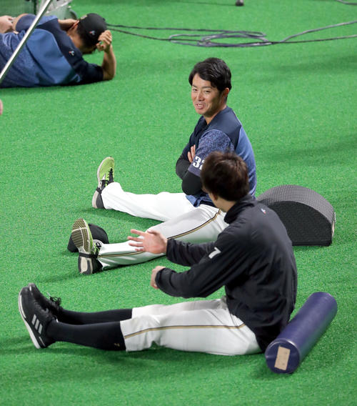 日本ハム対西武　日本ハム西川（手前）と会話する谷内（撮影・佐藤翔太）
