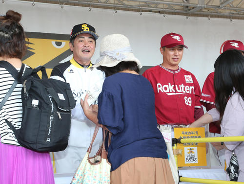 試合前、平成29年7月に発生した九州北部豪雨災害の募金を呼びかける工藤監督、平石監督（撮影・梅根麻紀）