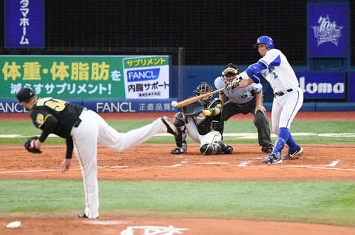 DeNA対阪神　1回裏DeNA2死一、二塁、ロペスは同点の適時打を放つ（撮影・加藤諒）