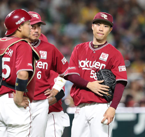 ソフトバンク対楽天　6回途中で降板の辛島航は渋い表情（撮影・梅根麻紀）