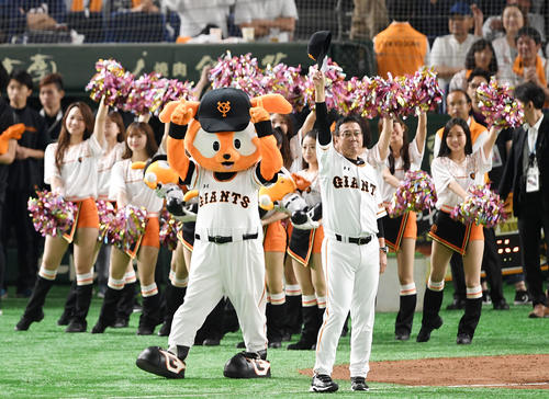 巨人対中日　中日に勝利し声援に応える巨人原監督（撮影・横山健太）
