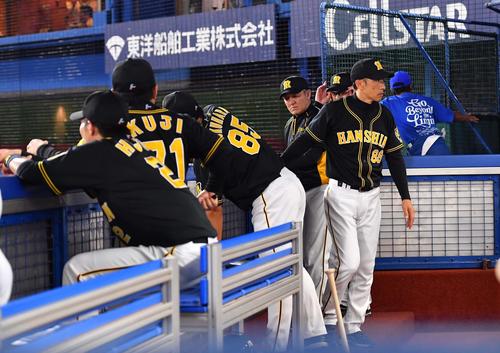 DeNAに敗れベンチを引き揚げる矢野監督（撮影・上田博志）