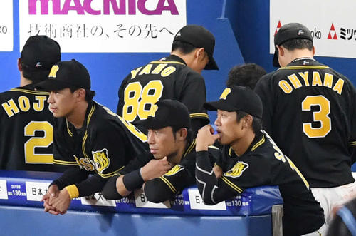 DeNA対阪神　DeNAに敗れ、ベンチを後にする矢野燿大監督（奥）ら阪神ナイン（撮影・加藤諒）