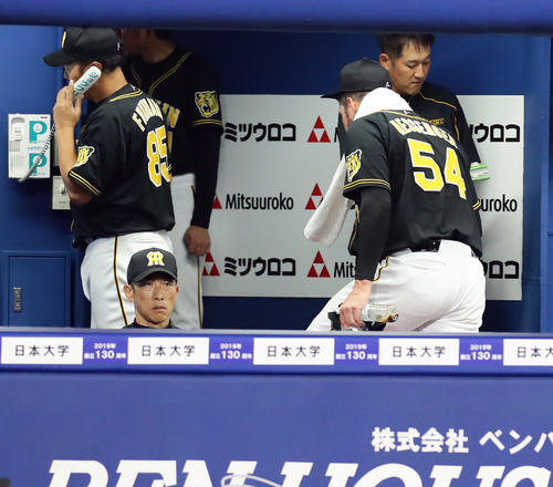 DeNA対阪神　5回裏DeNAの攻撃を終えて降板となり、ベンチ裏に引き揚げるメッセンジャー（右）。左手前は矢野監督（撮影・浅見桂子）