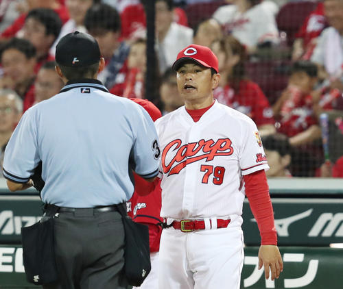 広島対ヤクルト　8回、選手交代を告げる緒方監督（撮影・前田充）