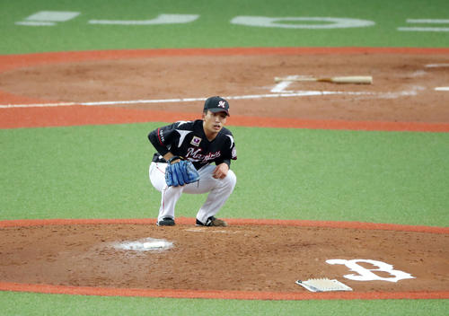オリックス対ロッテ　5回裏オリックス2死三塁、小島は吉田正に中前適時打を打たれマウンド上にしゃがみ込む（撮影・加藤哉）